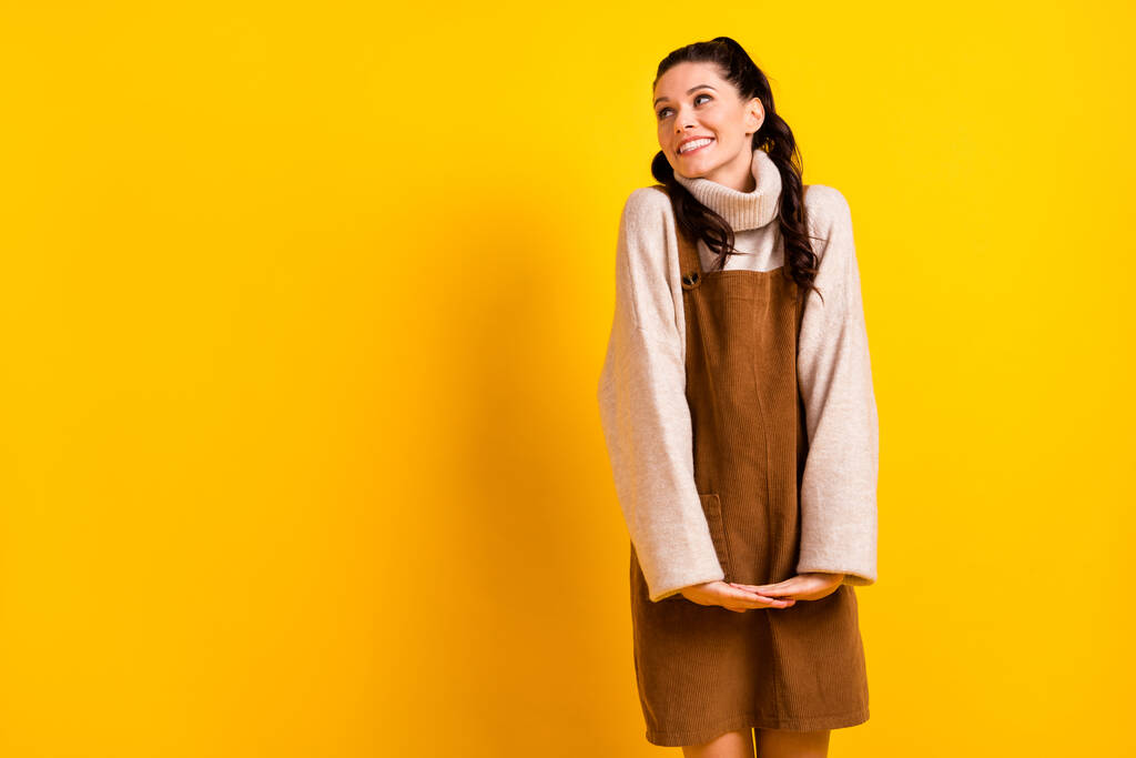 Πορτρέτο της ελκυστική χαριτωμένο χαρούμενο ονειρικό κορίτσι που θέτουν σκέψης αντίγραφο χώρο απομονωμένο πάνω από φωτεινό κίτρινο χρώμα φόντο - Φωτογραφία, εικόνα