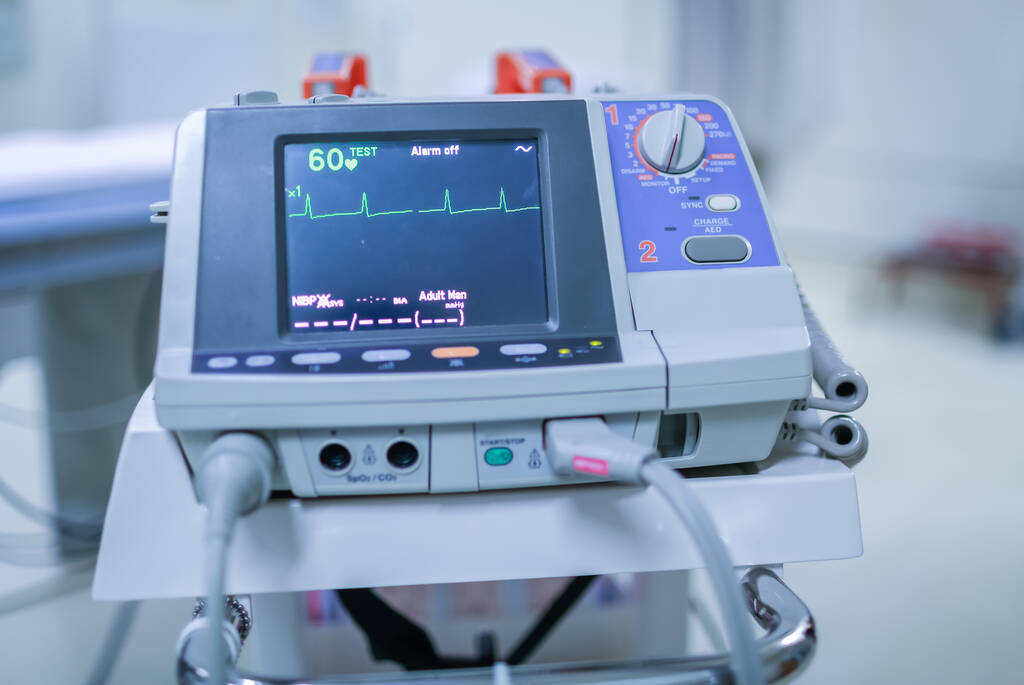 Pulsmesser im Krankenhaus. Elektrokardiogramm in der chirurgischen Notaufnahme des Krankenhauses, das die Herzfrequenz des Patienten zeigt. Pulsmesser in der Notaufnahme. - Foto, Bild