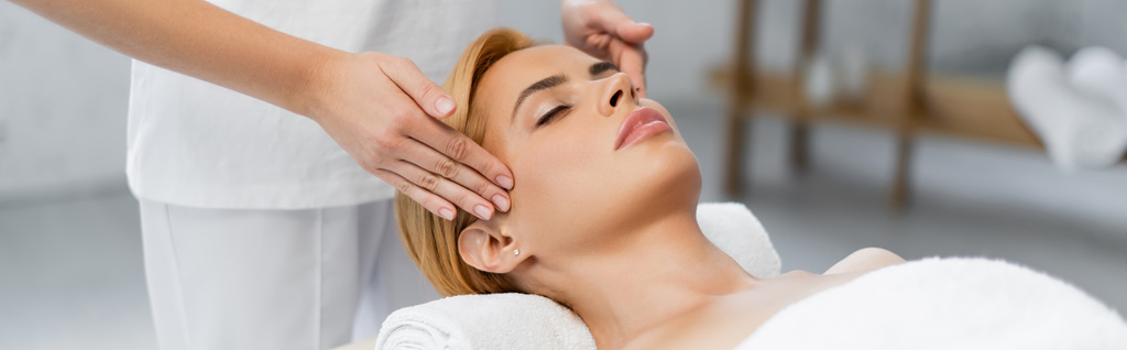 masajista haciendo masaje de cabeza de cliente rubio con los ojos cerrados, pancarta - Foto, imagen