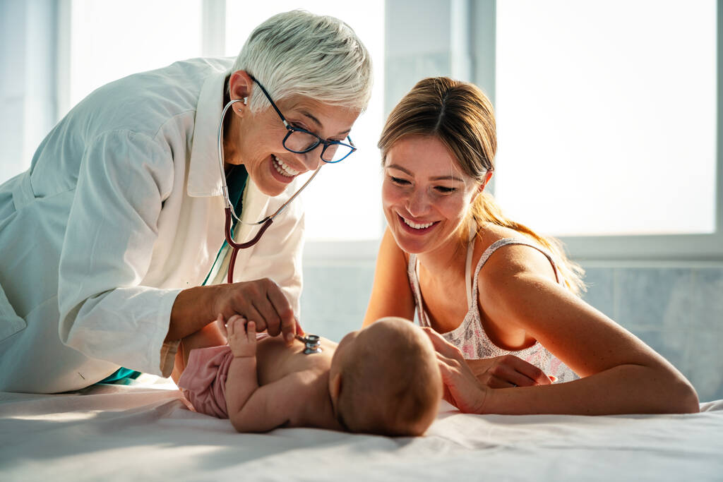 Médecin pédiatre examine bébé avec stéthoscope vérifier le rythme cardiaque. Soins de santé, personnes, concept - Photo, image