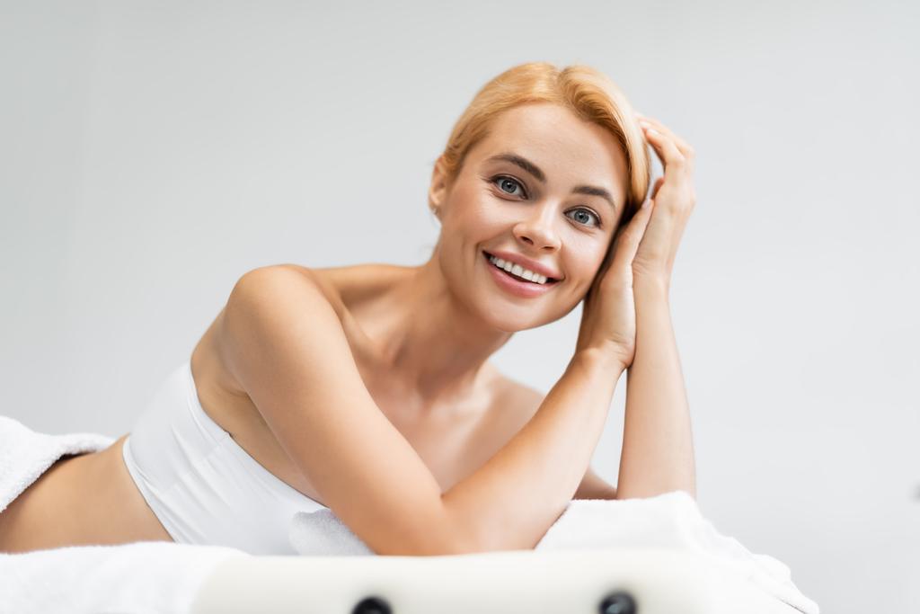 heureux blonde client couché sur massage table  - Photo, image