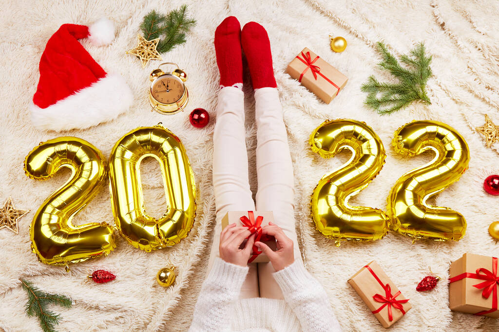 2022 Šťastný Nový rok přání. Dívka drží v rukou dar. - Fotografie, Obrázek