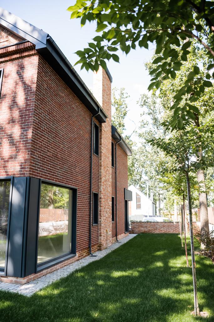 sluneční svit na moderní dům se zeleným trávníkem  - Fotografie, Obrázek