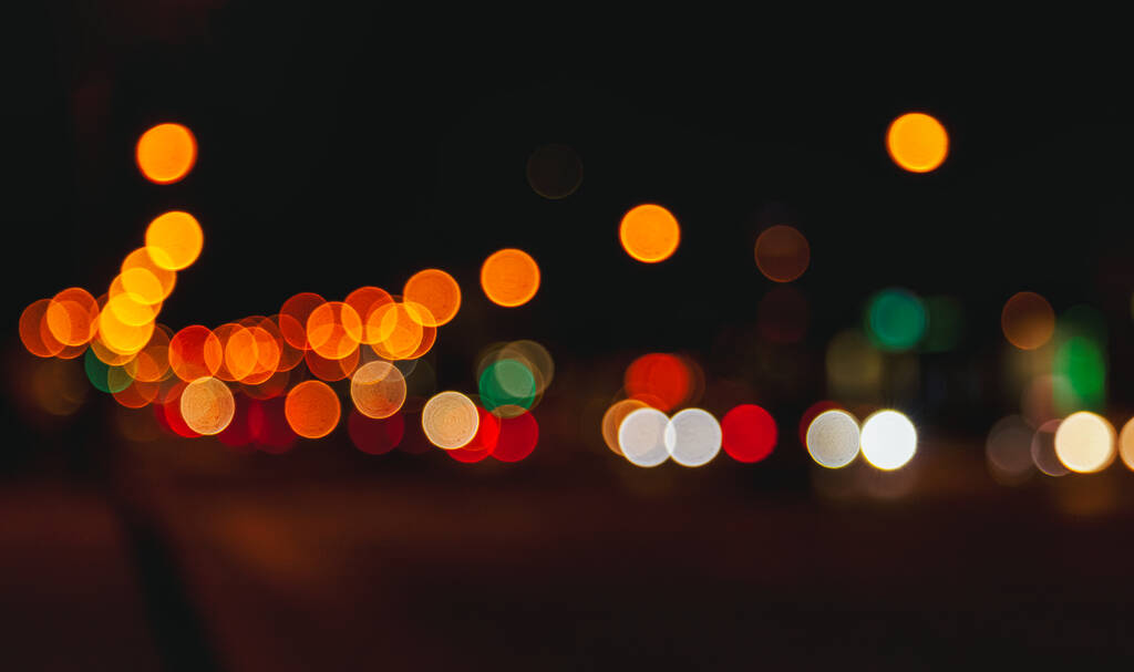 Abstrato bokeh fundo da rua noturna com carro e lâmpadas de rua. Vida da cidade, luzes desfocadas da paisagem urbana, tom de cor estilo. Conceito de fundos urbanos elegantes abstratos para o design. Espaço de cópia - Foto, Imagem