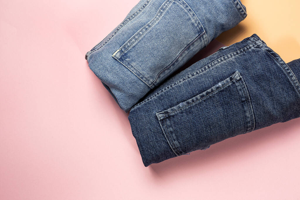 Calça jeans azul sobre fundo colorido isolado. Denim detalhes da moda - Foto, Imagem