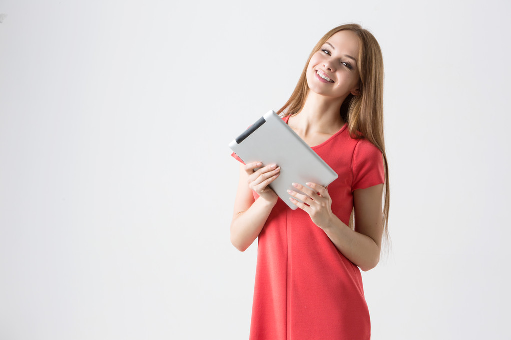 glücklich brünette Frau hält in der Hand neue elektronische Tablet-Touchpad-Computer mit einem Finger Touch-Digital-Bildschirm - Foto, Bild