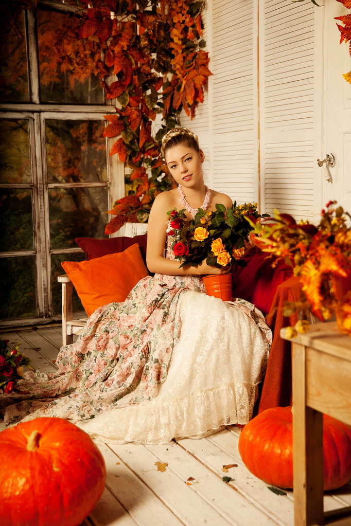 Jeune femme en robe vintage sur le porche d'automne. Beauté fille dans fa
 - Photo, image