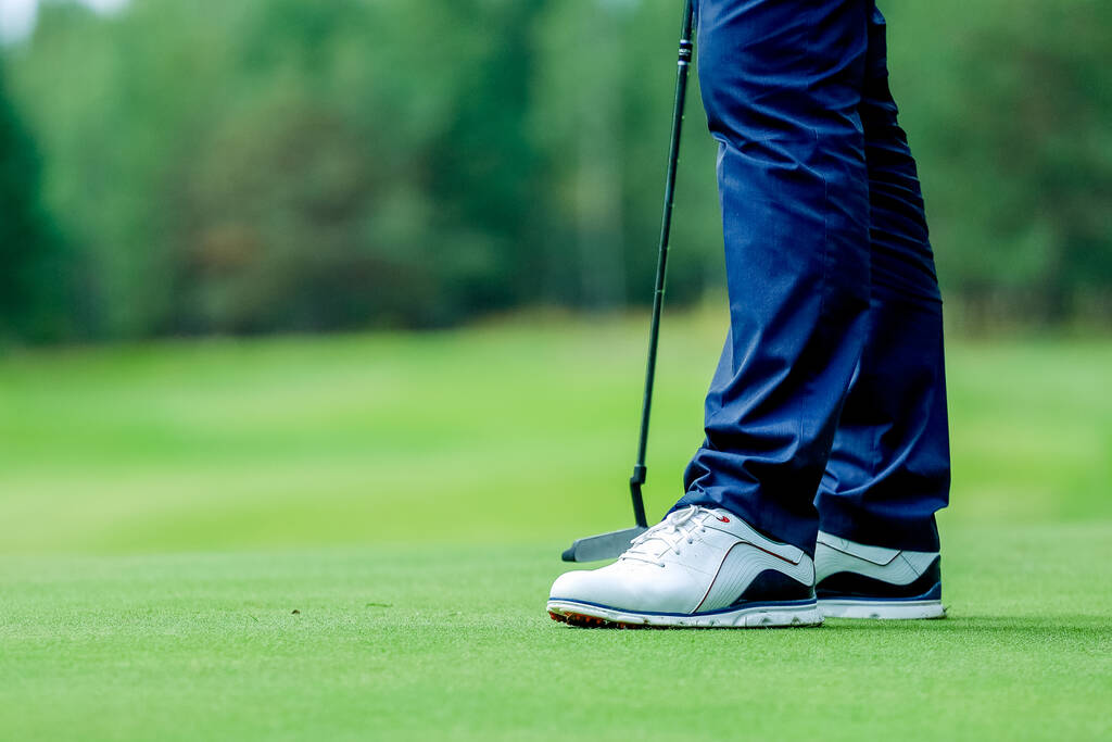 フィールドに立ってゴルファー,コースティーショットアドレスでゴルフをプレイ.コンセプトは、体を強化,健康 - 写真・画像