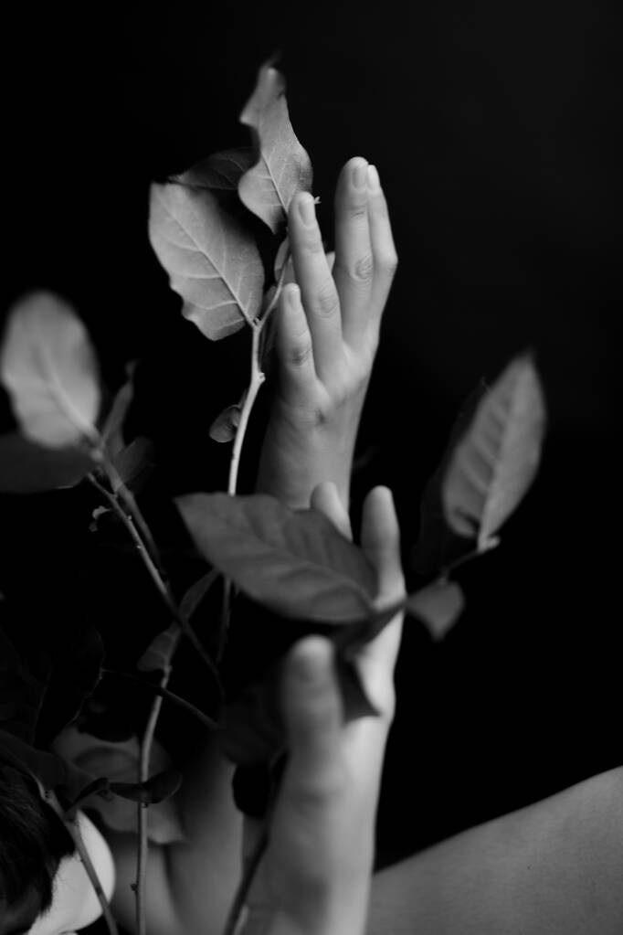 plano blanco y negro de las manos de una mujer, hermosas palmas de cerca, movimientos naturales de las manos. fotografía difusa y borrosa de las partes del cuerpo - Foto, imagen