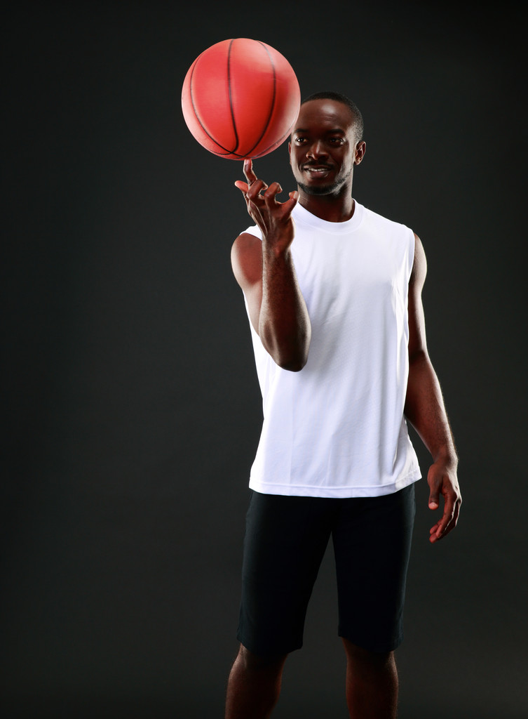 schöner afrikanischer Sportmann mit schwarzem Hintergrund - Foto, Bild