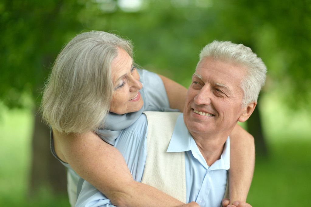 Seniorenpaar im Sommerpark - Foto, Bild