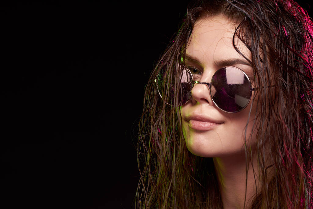 γυναίκα μοντέλο ελκυστική ματιά θέτοντας γυαλιά ηλίου στούντιο lifestyle - Φωτογραφία, εικόνα