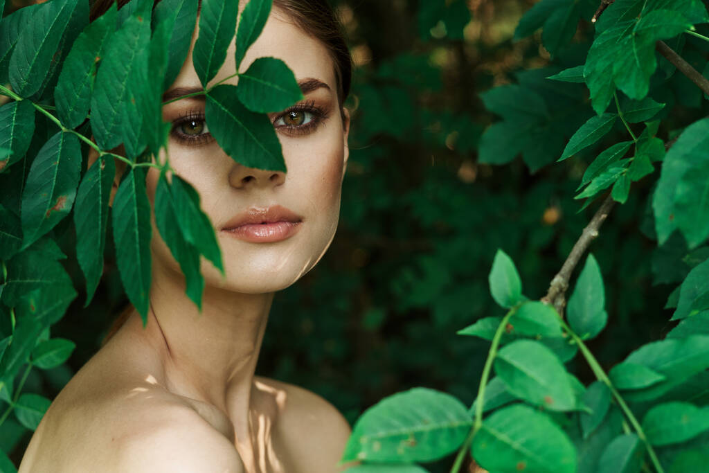 mujer atractiva maquillaje spa naturaleza aire fresco modelo - Foto, Imagen