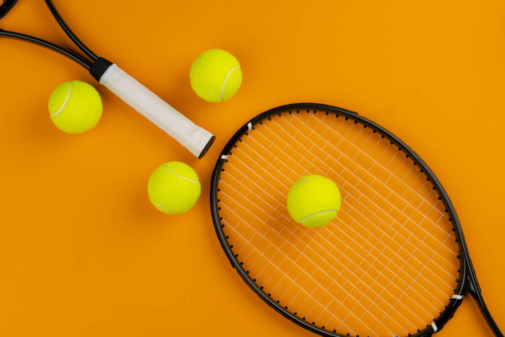 Tennisspieler Sportgeräte. Tennisschläger und Ball - Foto, Bild