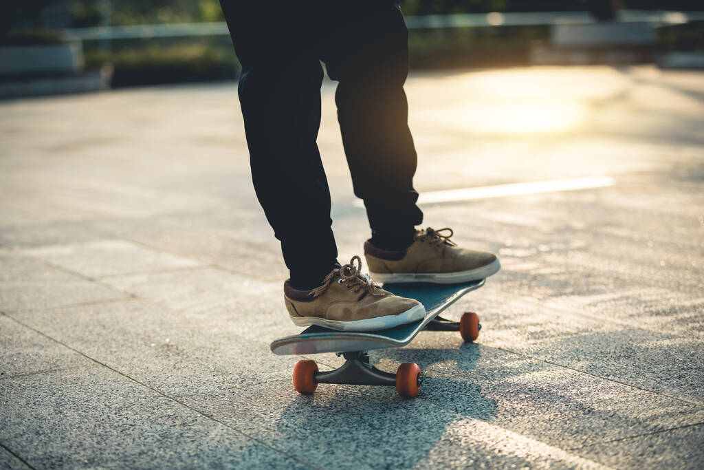 Skateboarder skateboarden draußen in der Stadt - Foto, Bild