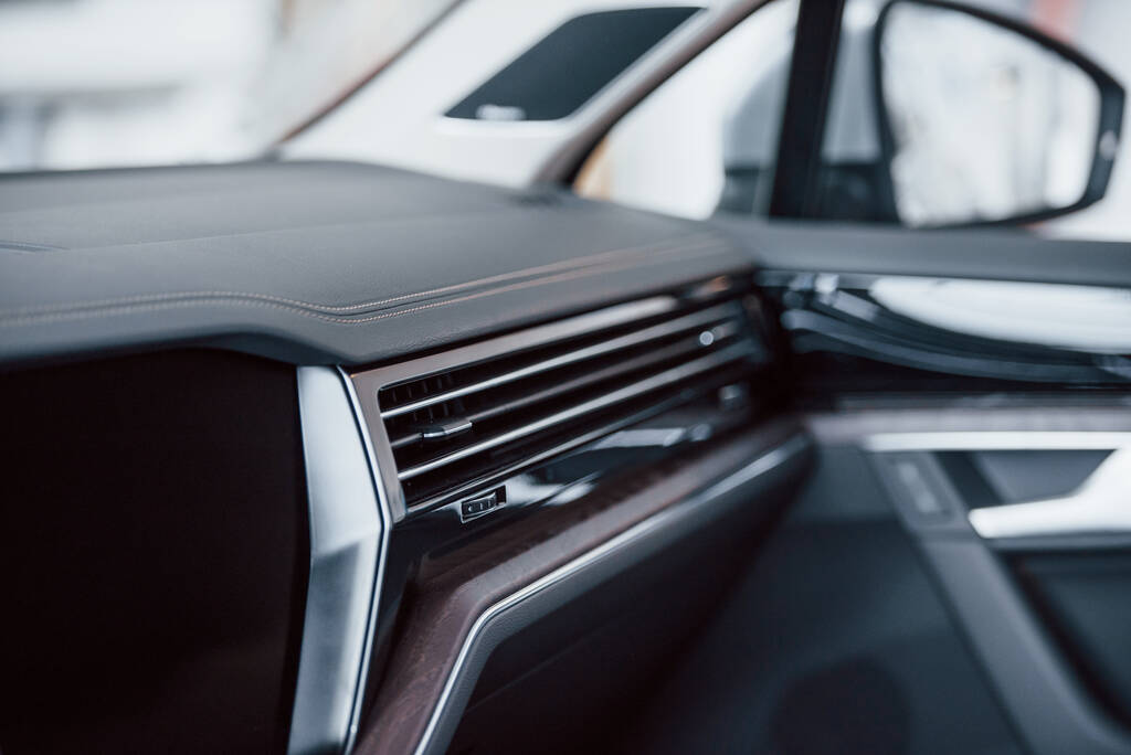 Passagiersplaats. Close-up uitzicht op het interieur van gloednieuwe moderne luxe auto 's. - Foto, afbeelding