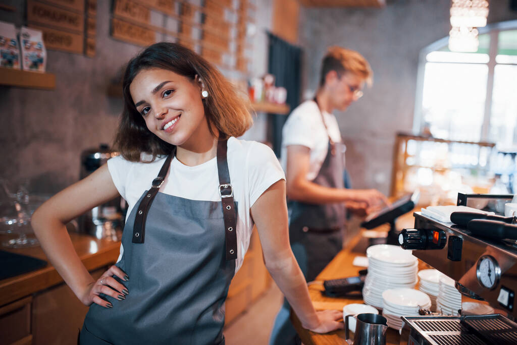 Pozytywny nastrój. Dwóch młodych pracowników kawiarni w domu. Pojęcie działalności gospodarczej i usług. - Zdjęcie, obraz