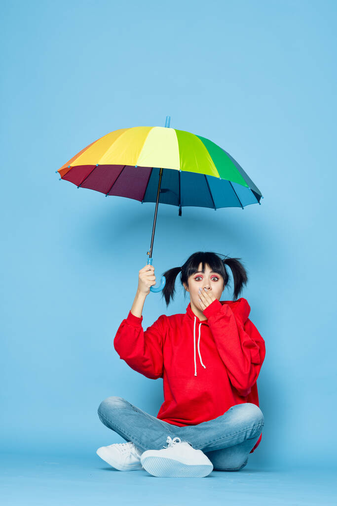 veselá žena v červeném tričku duha barva deštník módní - Fotografie, Obrázek