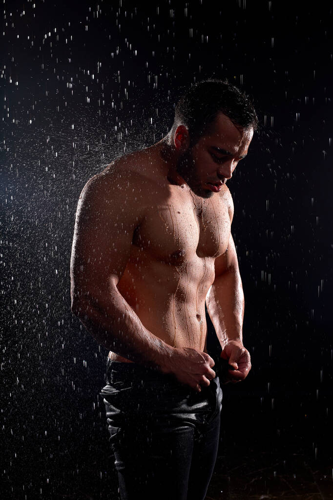 Krachtig sexy mannelijk model met gespierd lichaam, atleet met grote spieren poseren op camera - Foto, afbeelding