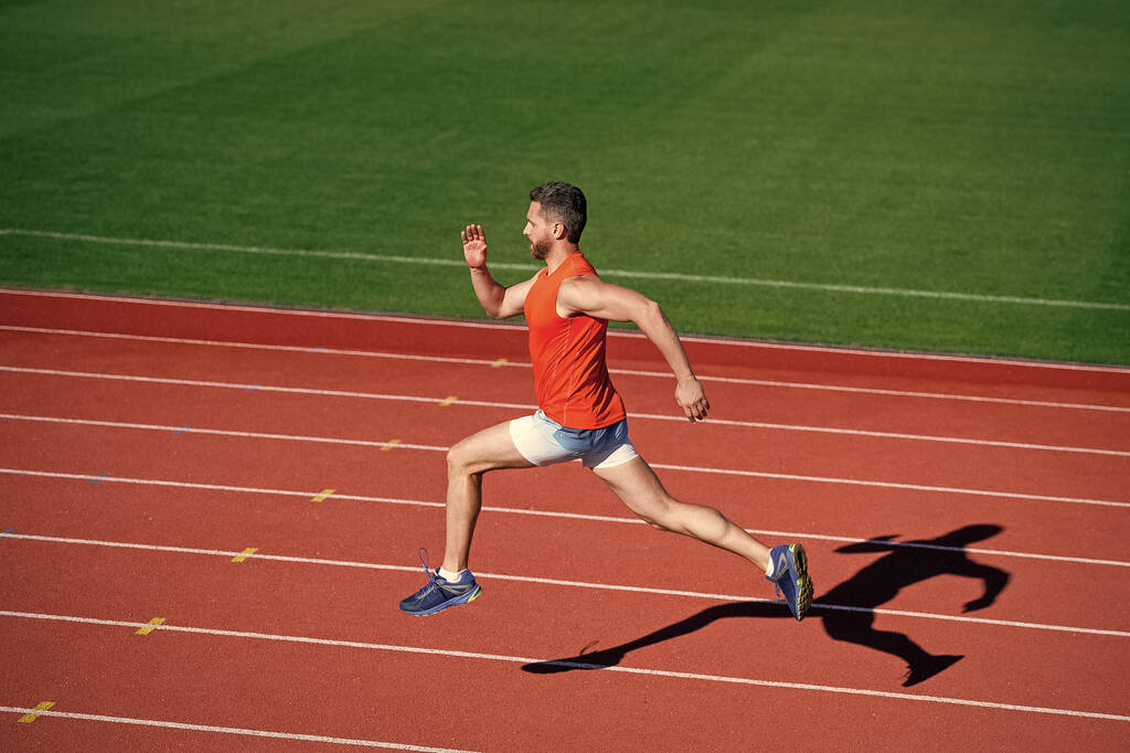 Sportler in Sportbekleidung laufen schnelle Sprints auf Laufstrecke, Energie - Foto, Bild