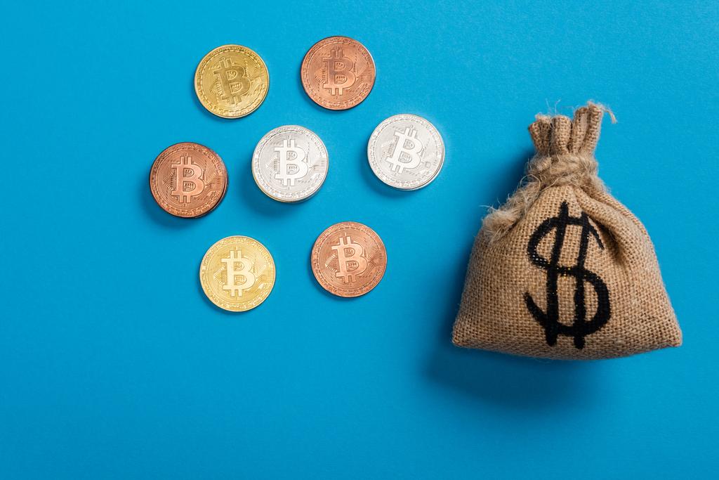 vista superior de la bolsa de dinero de lona cerca de bitcoins en azul - Foto, imagen