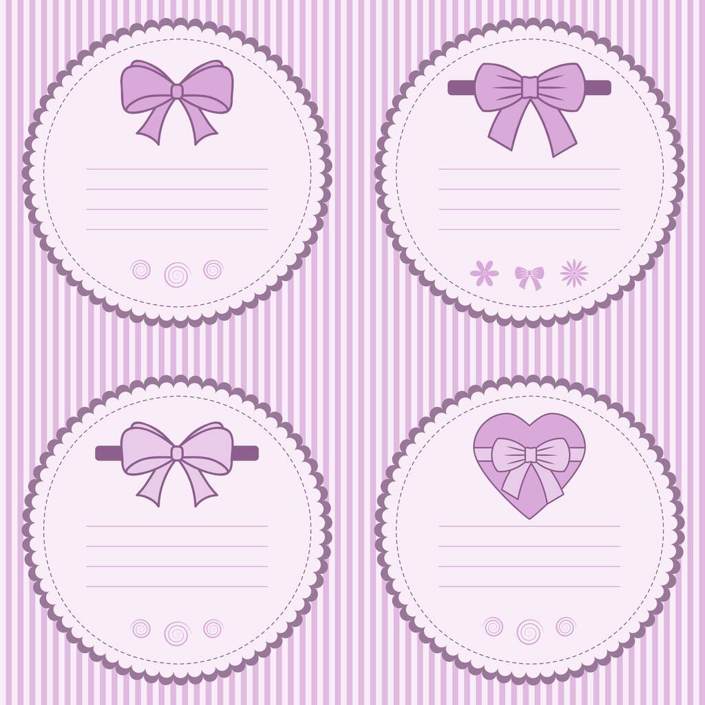 conjunto de cuatro etiquetas para niños mercancías sobre un fondo rayado, gráficos planos, paleta rosa - Vector, Imagen