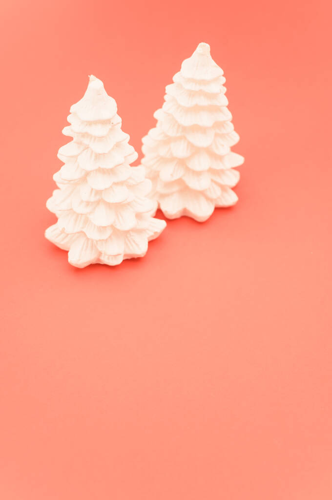 孤立した装飾針葉樹の木サーモン色の背景に対するクリスマスの装飾 - 写真・画像