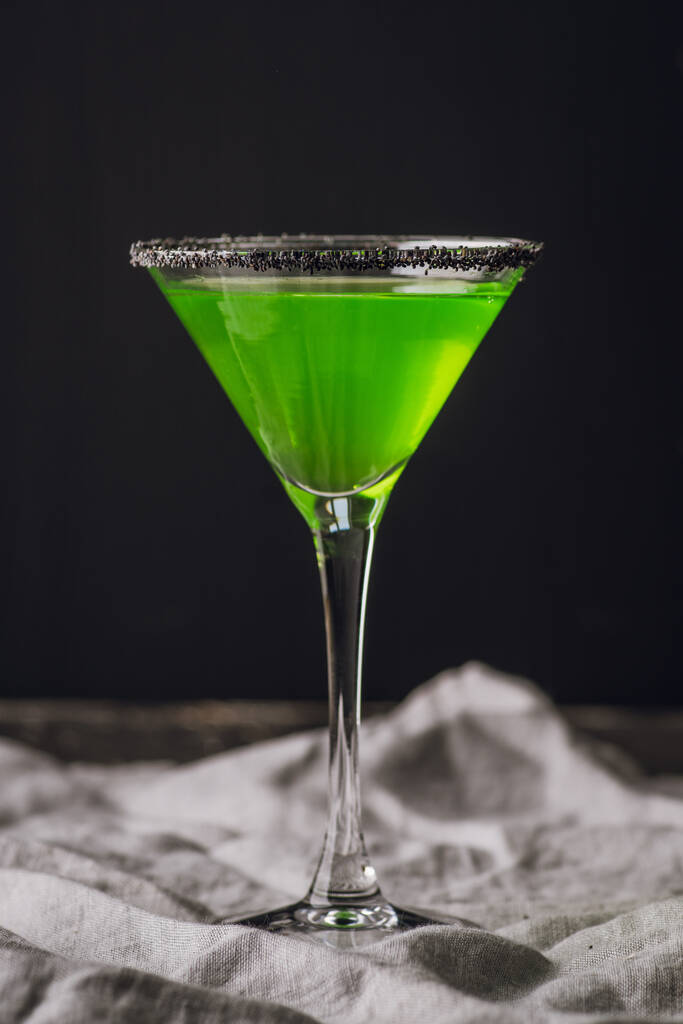 Зелений коктейль мартіні для вечірки на Хелловін. Вибірковий фокус. Невелика глибина різкості
. - Фото, зображення