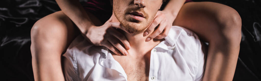 περικοπή άποψη της γυναίκας αγκαλιάζει το λαιμό του άνδρα σε λευκό πουκάμισο, λάβαρο - Φωτογραφία, εικόνα