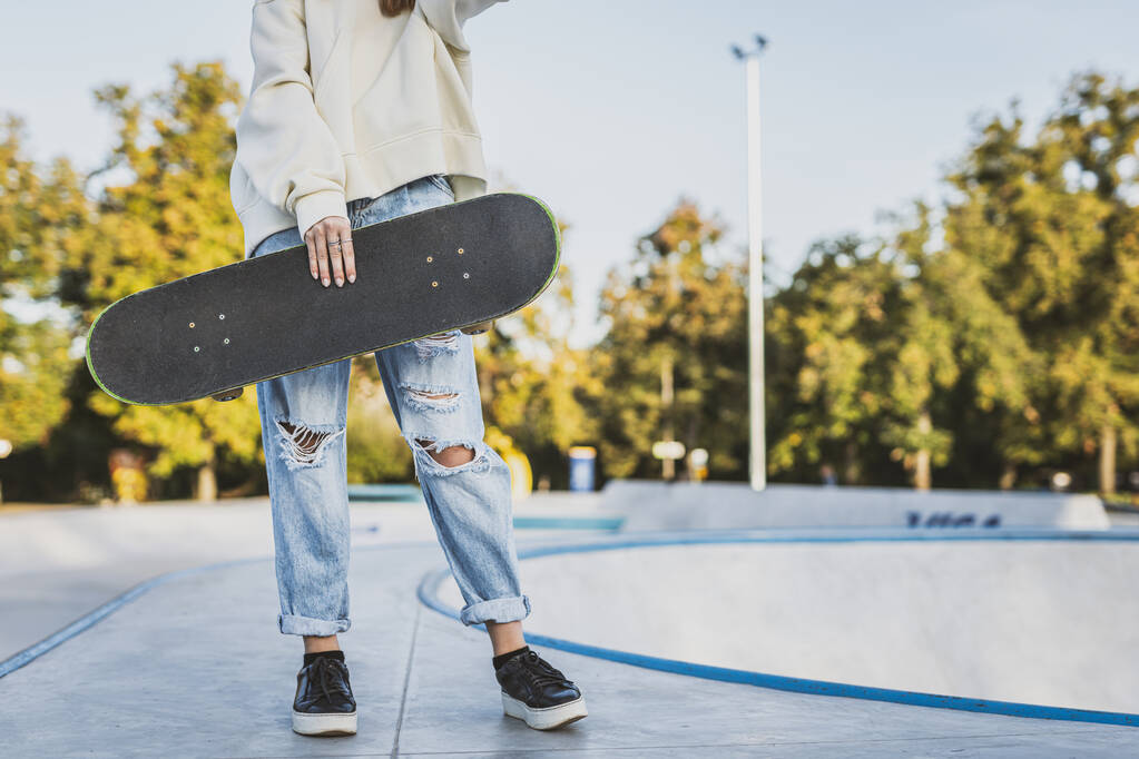 Elegante fresco adolescente patinador femenino en el parque de skate - Foto, Imagen