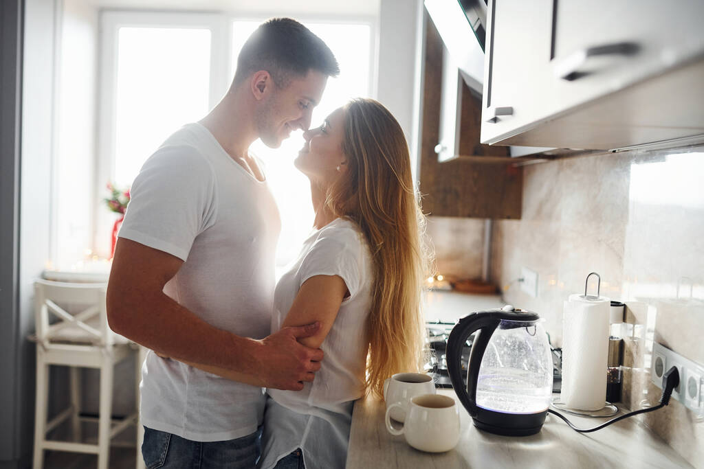 Jeune couple le matin ensemble debout sur la cuisine moderne. - Photo, image
