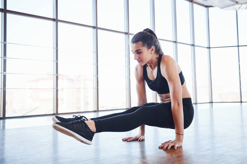 Jeune femme sportive en tenue de sport faisant du fitness dans la salle de gym. - Photo, image