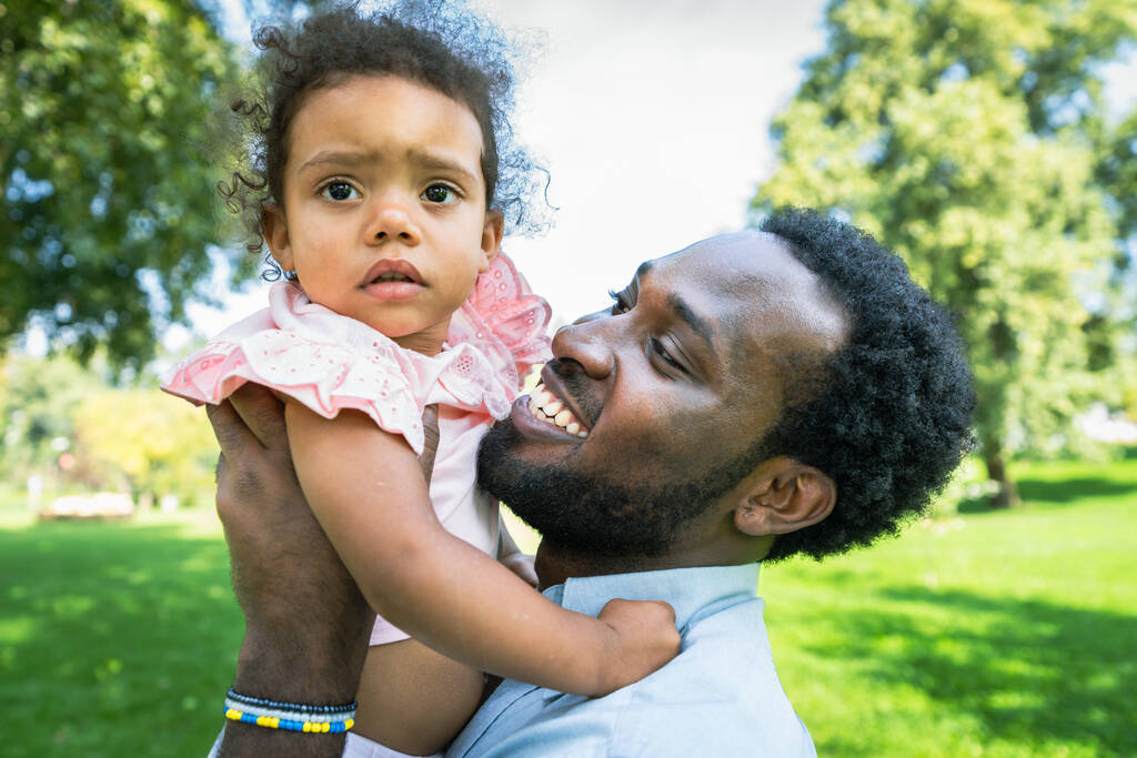 公園で美しい幸せなアフリカ系アメリカ人の家族の絆-屋外で楽しんでいる黒人家族 - 写真・画像