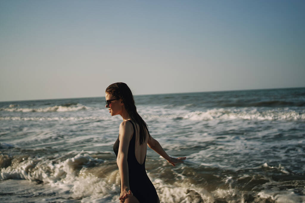 mulher de maiô preto andando na praia oceano verão - Foto, Imagem