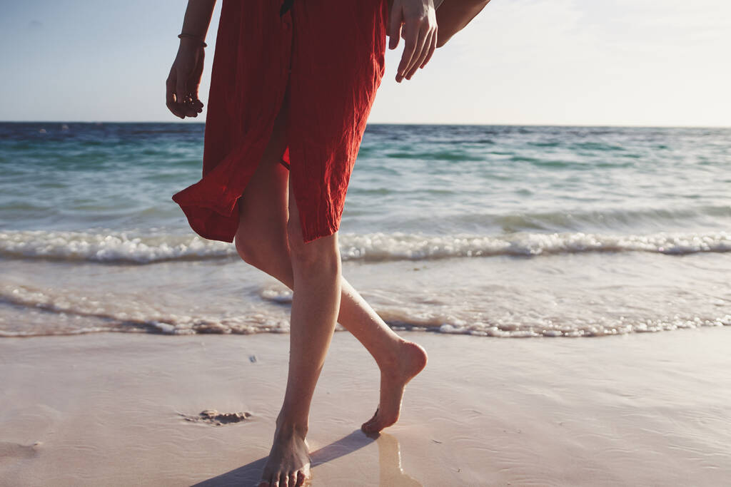 piedi femminili riva dell'oceano sabbia estate viaggi - Foto, immagini