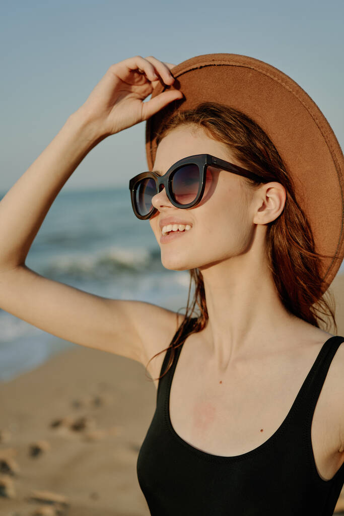 サングラスで陽気な女性サンディ海岸風景太陽 - 写真・画像