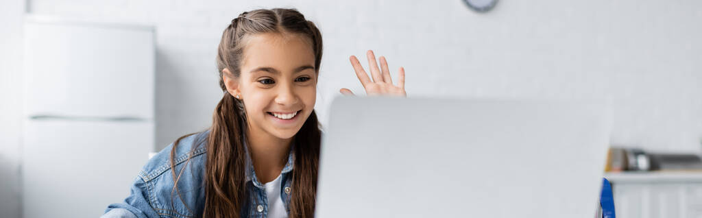 Schulkind mit Videoanruf auf verschwommenem Laptop während Online-Unterricht zu Hause, Banner  - Foto, Bild