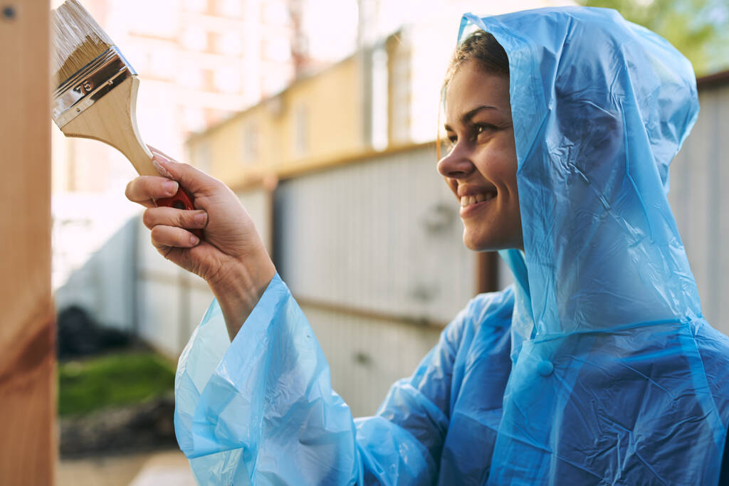žena v ochranném obleku malířské doplňky dřevěný objekt designér - Fotografie, Obrázek