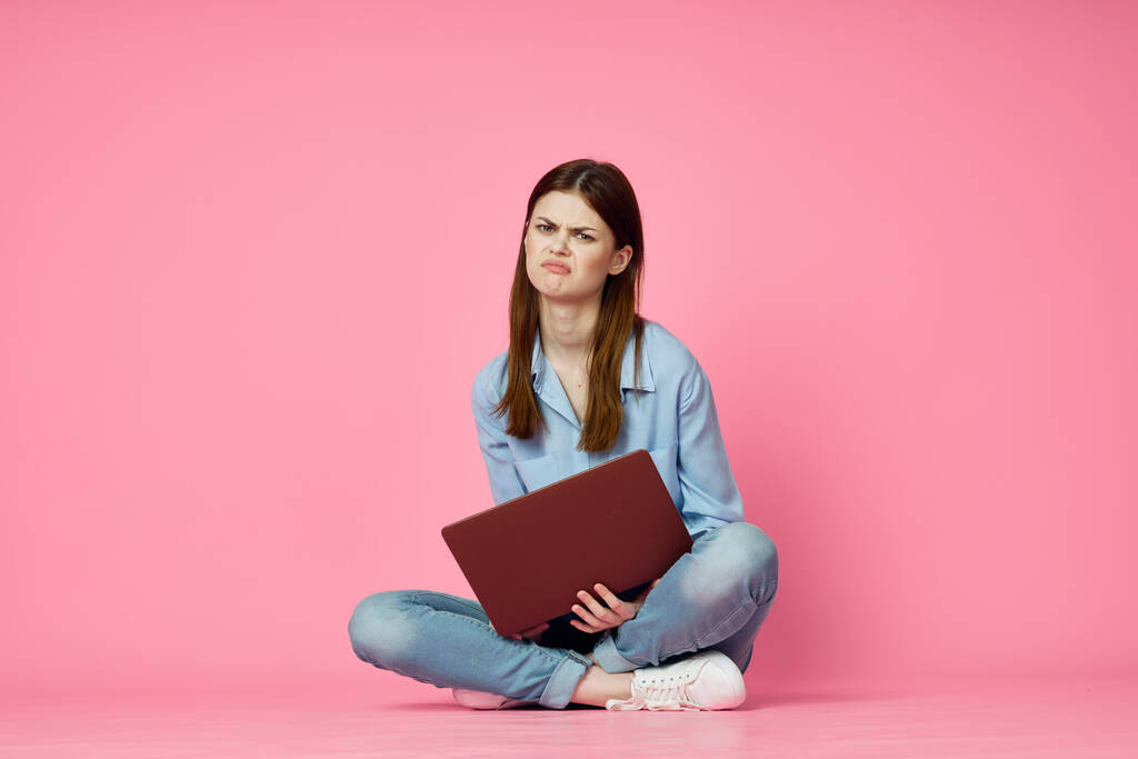 mulher sentada no chão com laptop compras entretenimento rosa fundo - Foto, Imagem