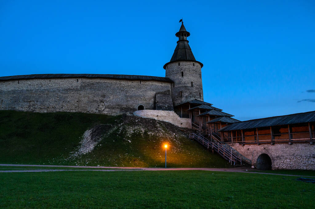 Kremelské věže. Pskove, zeď pevnosti. Krásný večer.. - Fotografie, Obrázek