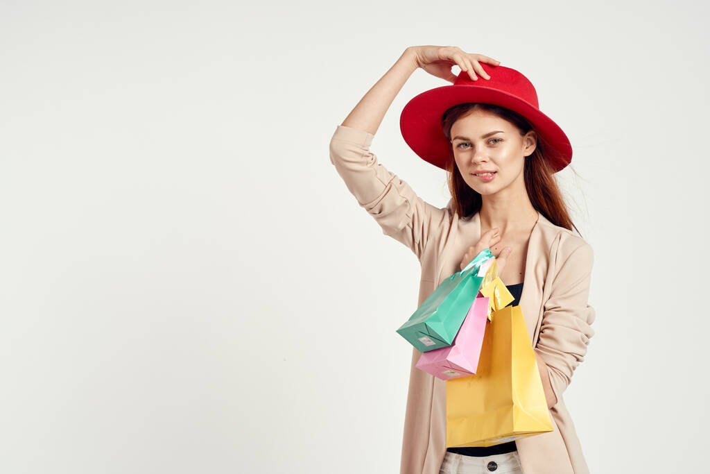 vidám nő visel piros kalapot pózol vásárlás szórakoztató elszigetelt háttér - Fotó, kép