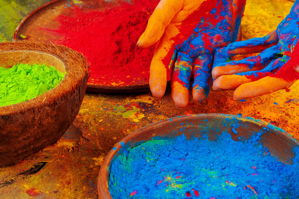 Χέρια κρατώντας Holi χρώμα σε σκόνη, θέα από ψηλά - Φωτογραφία, εικόνα