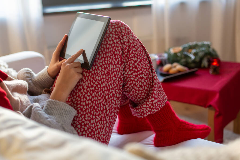 donna con tablet a casa a Natale - Foto, immagini