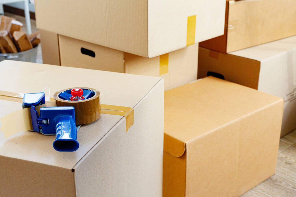 Casa concepto móvil con cajas de cartón apiladas en una habitación - Foto, Imagen