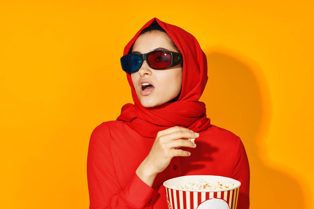 映画ポップコーン民族モデルを見て陽気な女性の3Dメガネ技術 - 写真・画像