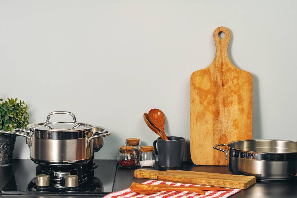 Conjunto de utensílios de cozinha em um balcão de cozinha - Foto, Imagem