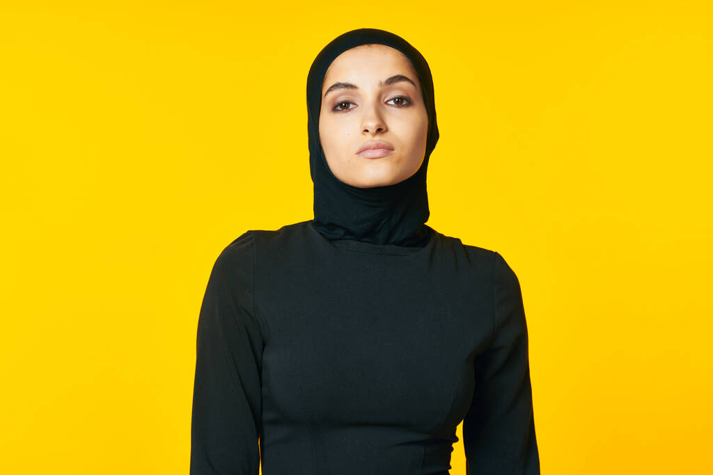 bella donna musulmana hijab nero sfondo giallo - Foto, immagini