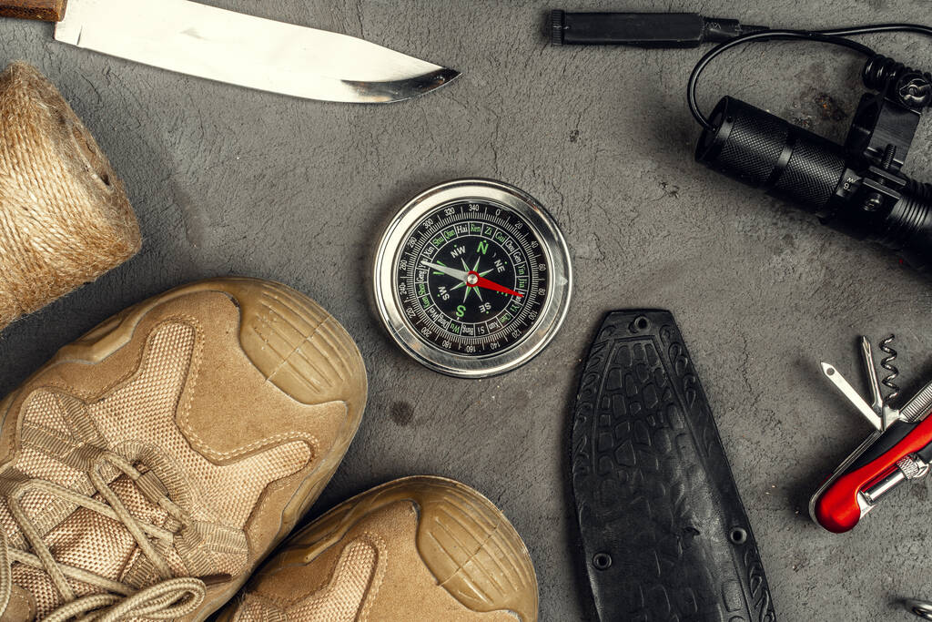Botas de senderismo, brújula y cuchillo. Senderismo equipo al aire libre - Foto, Imagen