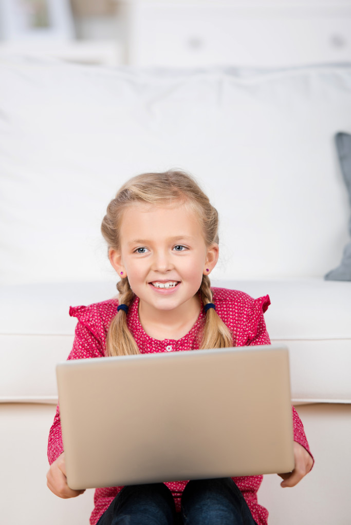 dizüstü bilgisayar ile katta oturan kız - Fotoğraf, Görsel