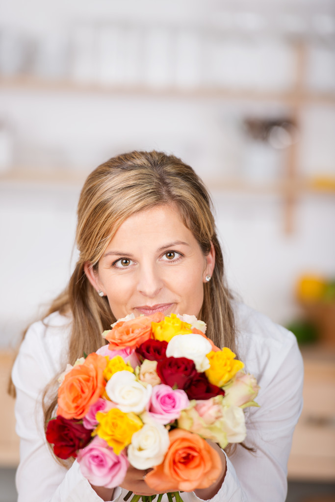 Femme avec un bouquet de roses
 - Photo, image
